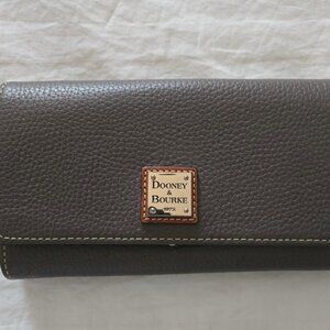 Dooney Bourke WALLET.  LIKE NEW!